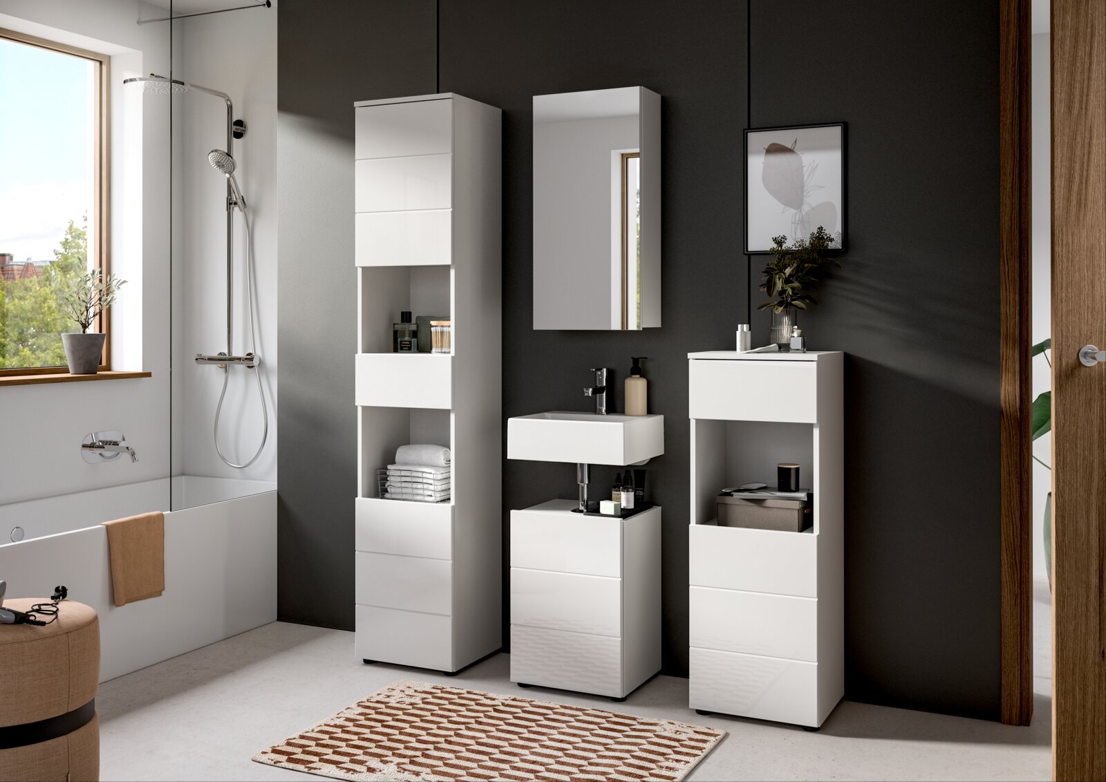 Moderne Badkombination mit weißem Hochglanz-Finish, bestehend aus einem hohen Schrank, einem Waschbecken mit Unterschrank und einem weiteren Schrank, frontal betrachtet.