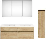 Moderne Badkombination mit Spiegelschrank, Doppelwaschbecken und Holzschränken, Frontalansicht