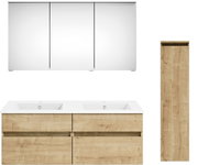 Moderne Badkombination mit Spiegelschrank, Doppelwaschbecken und Holzschränken, Frontalansicht
