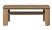 Moderner Couchtisch aus Holz in Eichenoptik mit zusätzlicher Ablagefläche, Frontalansicht.