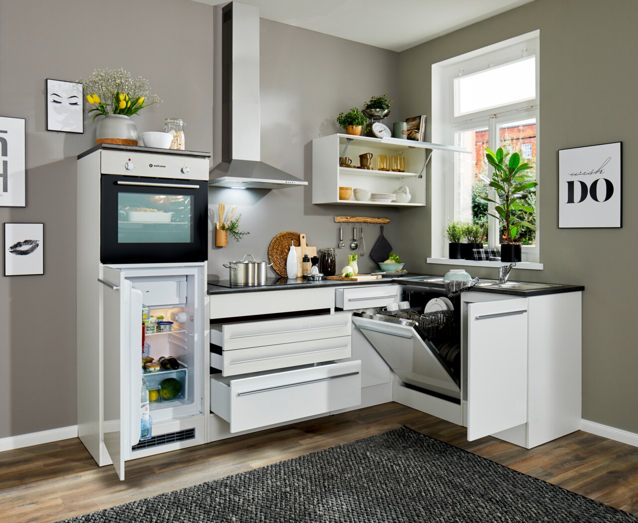 Moderne Küche mit Eckunterschrank, Geschirrspüler und Kühlschrank, Perspektive von vorne rechts