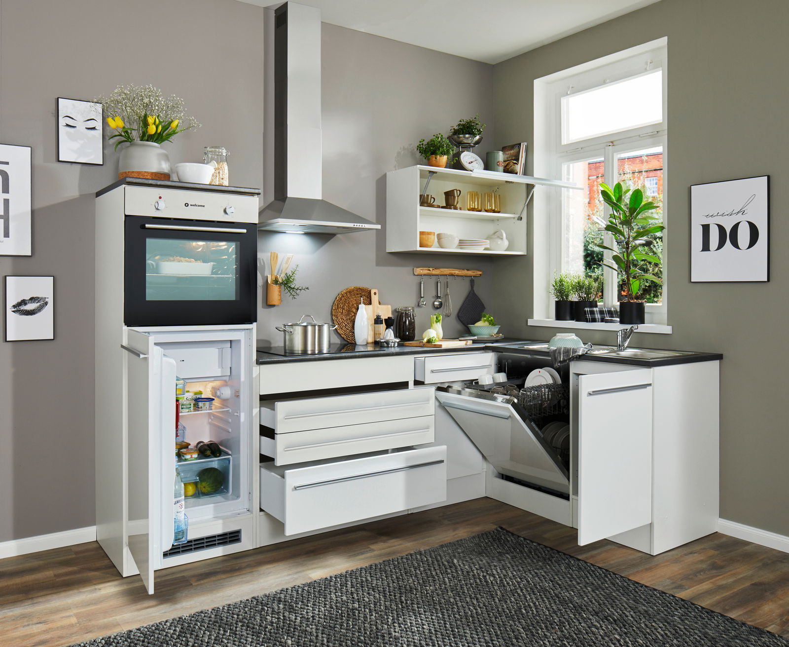 Moderne Küche mit Eckunterschrank, Geschirrspüler und Kühlschrank, Perspektive von vorne rechts