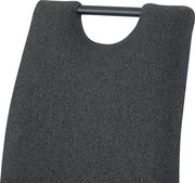 Nahaufnahme der Rückenlehne eines dunkelgrauen Stoffstuhls mit integriertem Griff, schräg von vorne oben fotografiert