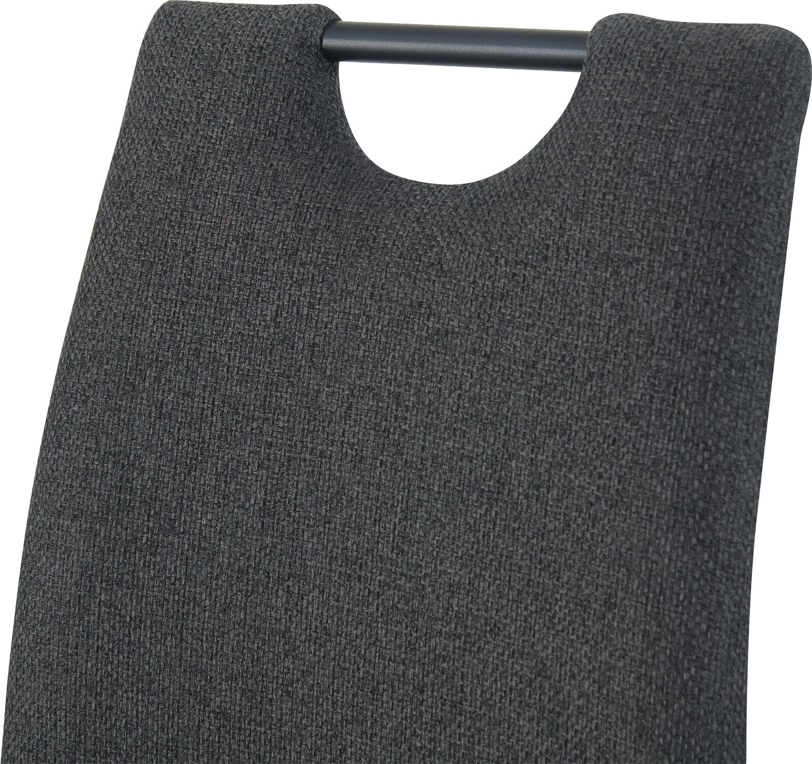 Nahaufnahme der Rückenlehne eines dunkelgrauen Stoffstuhls mit integriertem Griff, schräg von vorne oben fotografiert