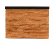 Frontale Ansicht einer Wandleuchte mit Holzoptik und schwarzem oberen Rand.