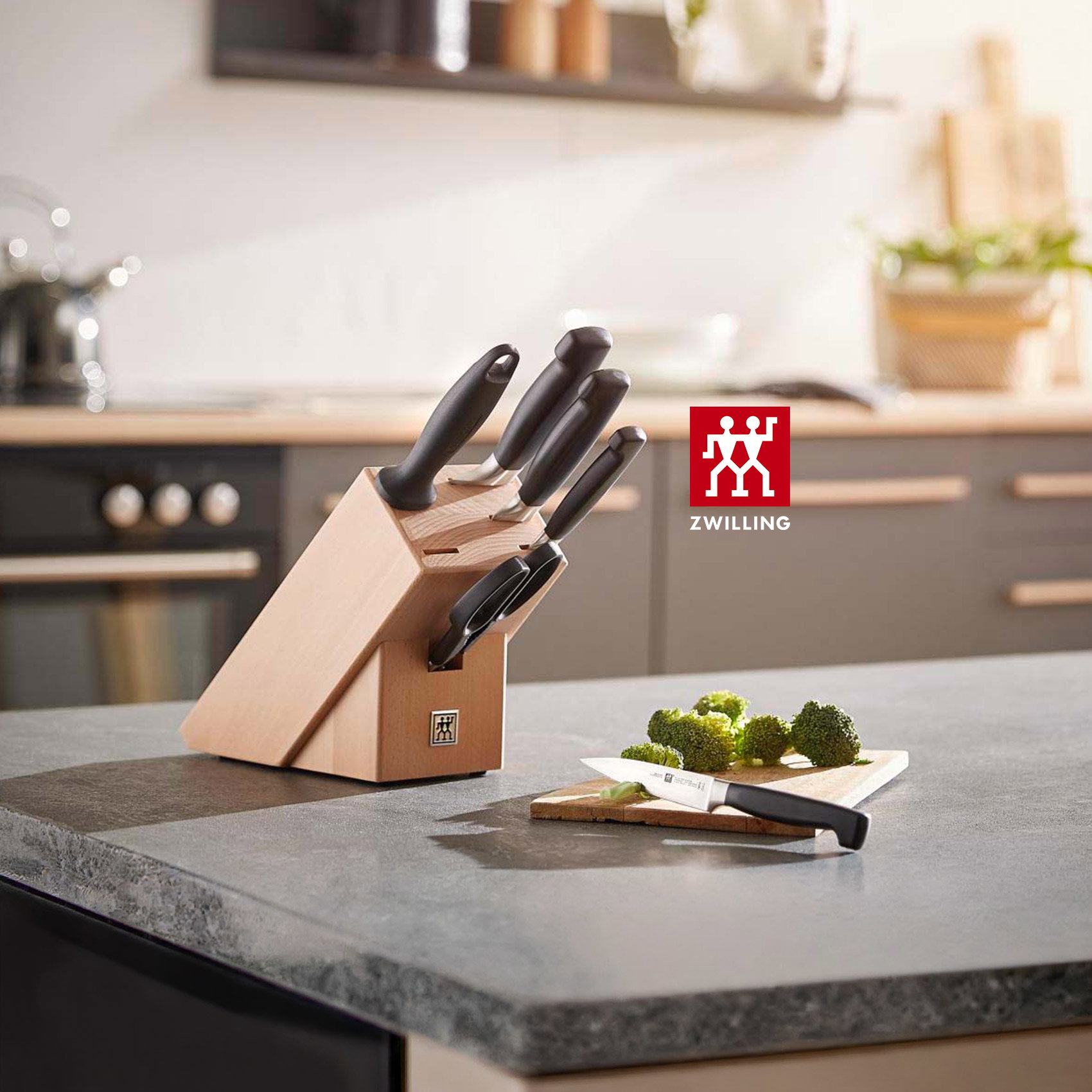Zwilling Messerblock mit Küchenmessern auf Arbeitsplatte, daneben Schneidebrett mit Brokkoli.