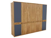 Sechstüriger Drehtürenschrank aus Holz mit blauen Akzenten, seitliche Perspektive