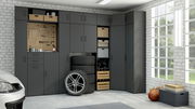 Moderne graue Garagenmöbel mit mehreren Schränken und Regalen, seitliche Perspektive.