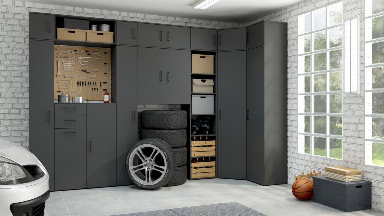 Carryhome Kommode MULTISTAURAUM Moderne graue Garagenmöbel mit mehreren Schränken und Regalen, seitliche Perspektive.