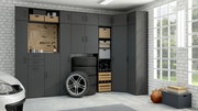 Moderne graue Garagenmöbel mit mehreren Schränken und Regalen, seitliche Perspektive.