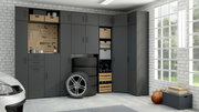 Moderne graue Garagenmöbel mit mehreren Schränken und Regalen, seitliche Perspektive.