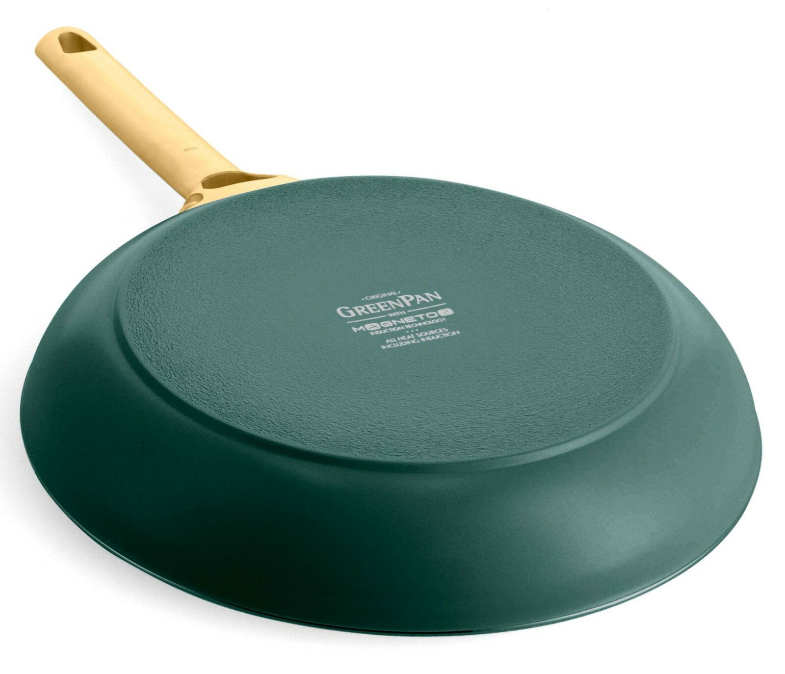 Rückansicht einer grünen Bratpfanne mit gelbem Griff, auf einer weißen Oberfläche liegend.