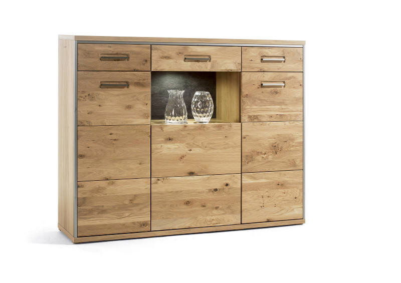 Cantus Highboard ESPERO Hochwertiges Highboard aus Holz mit mehreren Schubladen und Fächern, frontal fotografiert. In der Mitte befinden sich zwei dekorative Gläser.