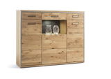 Hochwertiges Highboard aus Holz mit mehreren Schubladen und Fächern, frontal fotografiert. In der Mitte befinden sich zwei dekorative Gläser.