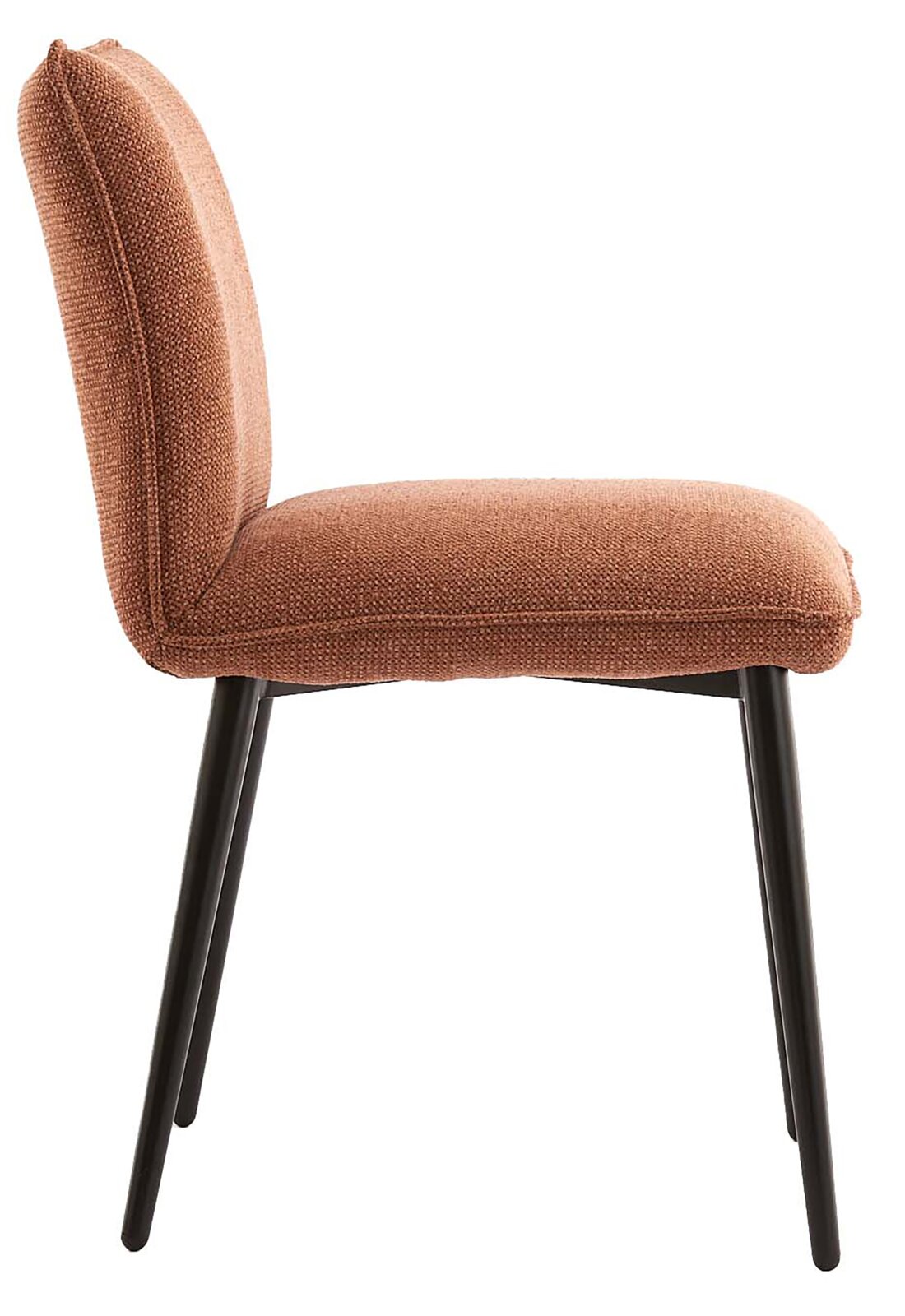 Brauner, gepolsterter Polsterstuhl mit Stoffbezug und schwarzen, schräg gestellten Beinen, Seitenansicht (Profil) vor weißem Hintergrund