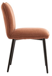 Brauner, gepolsterter Polsterstuhl mit Stoffbezug und schwarzen, schräg gestellten Beinen, Seitenansicht (Profil) vor weißem Hintergrund