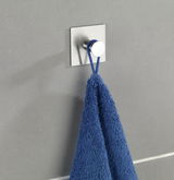Edelstahl Wandhaken mit blauem Handtuch, seitliche Perspektive