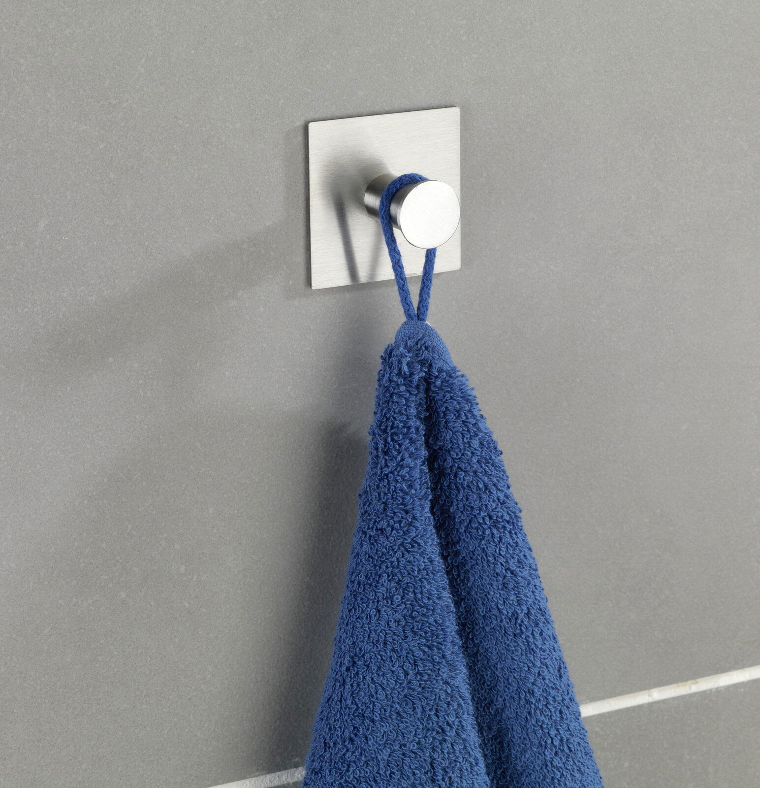 Edelstahl Wandhaken mit blauem Handtuch, seitliche Perspektive