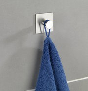 Edelstahl Wandhaken mit blauem Handtuch, seitliche Perspektive