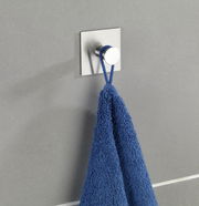 Edelstahl Wandhaken mit blauem Handtuch, seitliche Perspektive