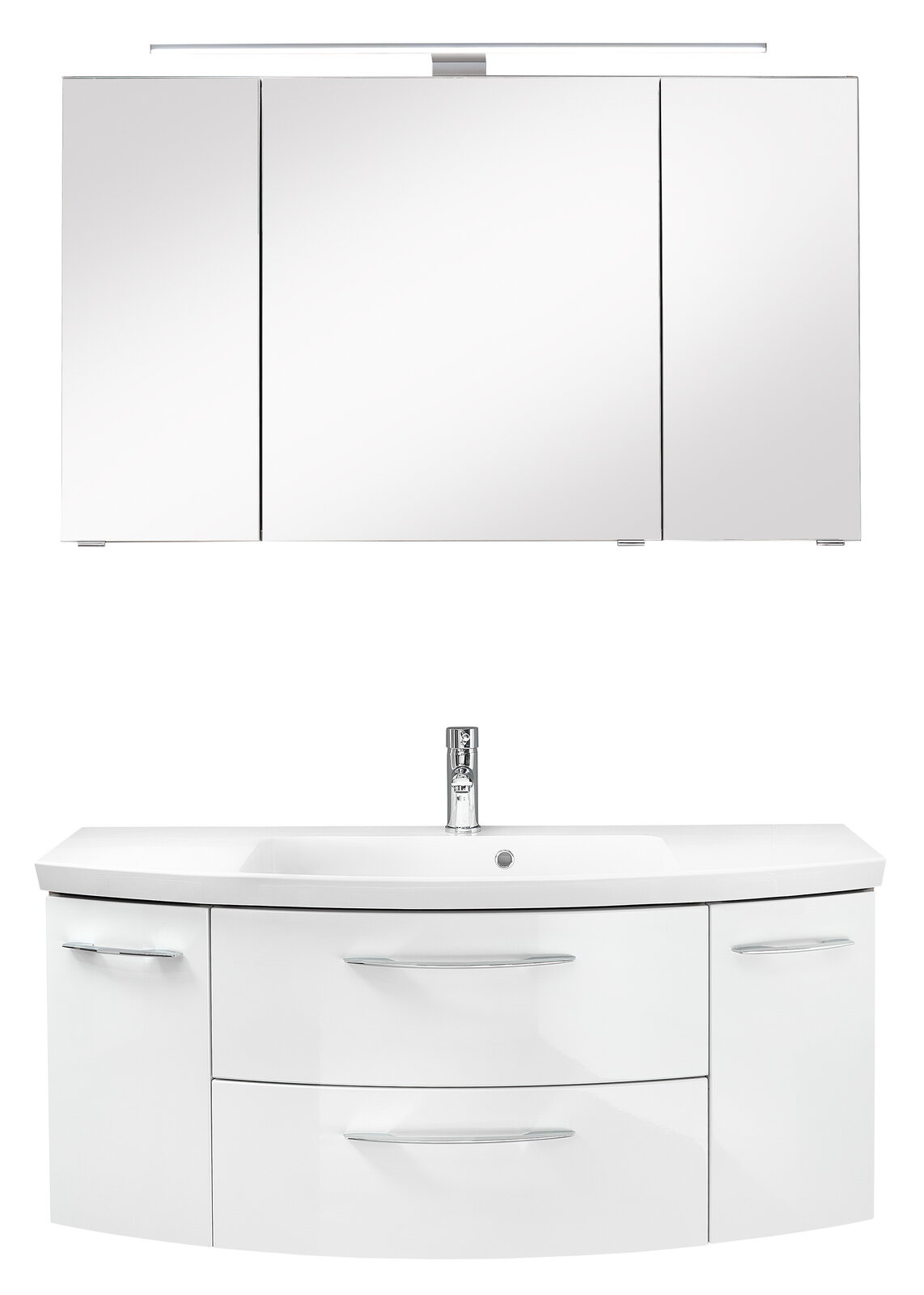 Frontale Ansicht einer dreiteiligen Badkombination mit einem großen Spiegelschrank und einem weißen Waschtisch mit Schubladen und Chromarmaturen.