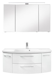 Frontale Ansicht einer dreiteiligen Badkombination mit einem großen Spiegelschrank und einem weißen Waschtisch mit Schubladen und Chromarmaturen.
