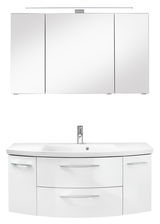 Frontale Ansicht einer dreiteiligen Badkombination mit einem großen Spiegelschrank und einem weißen Waschtisch mit Schubladen und Chromarmaturen.