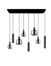 Moderne Pendelleuchte mit sechs hängenden Lampen in verschiedenen Formen, schwarze Aufhängung, seitliche Perspektive