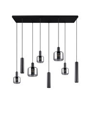 Moderne Pendelleuchte mit sechs hängenden Lampen in verschiedenen Formen, schwarze Aufhängung, seitliche Perspektive