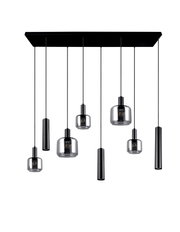 Moderne Pendelleuchte mit sechs hängenden Lampen in verschiedenen Formen, schwarze Aufhängung, seitliche Perspektive