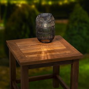 Solar Laterne aus Eisen auf einem Holztisch, von schräg oben fotografiert, mit warmem Lichtschein.