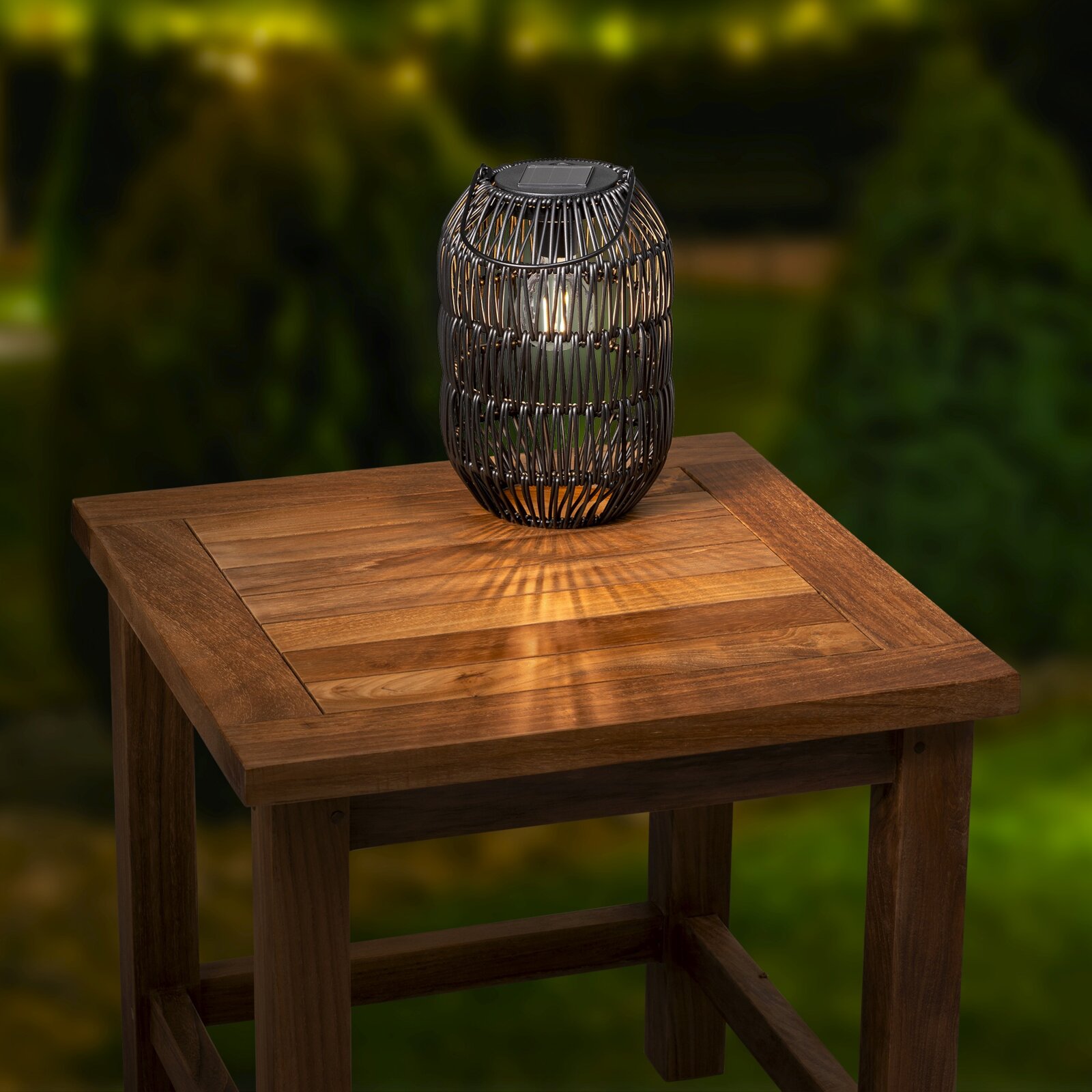 Solar Laterne aus Eisen auf einem Holztisch, von schräg oben fotografiert, mit warmem Lichtschein.