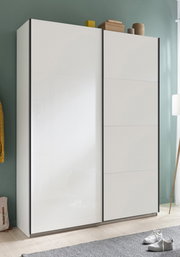 Moderner weißer Schwebetürenschrank mit zwei Türen, frontal fotografiert, in einem stilvoll eingerichteten Raum.