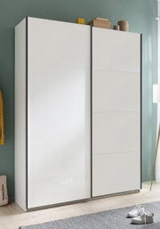 Moderner weißer Schwebetürenschrank mit zwei Türen, frontal fotografiert, in einem stilvoll eingerichteten Raum.