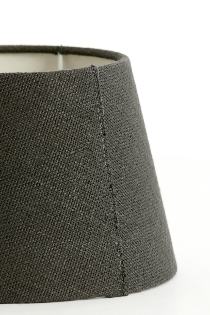 Nahaufnahme eines runden, grauen Lampenschirms aus Stoff, seitliche Perspektive