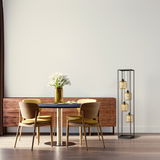 Moderne Stehleuchte Caydo mit vier hängenden Lampen in einem eleganten Metallrahmen, seitliche Perspektive im Esszimmer.