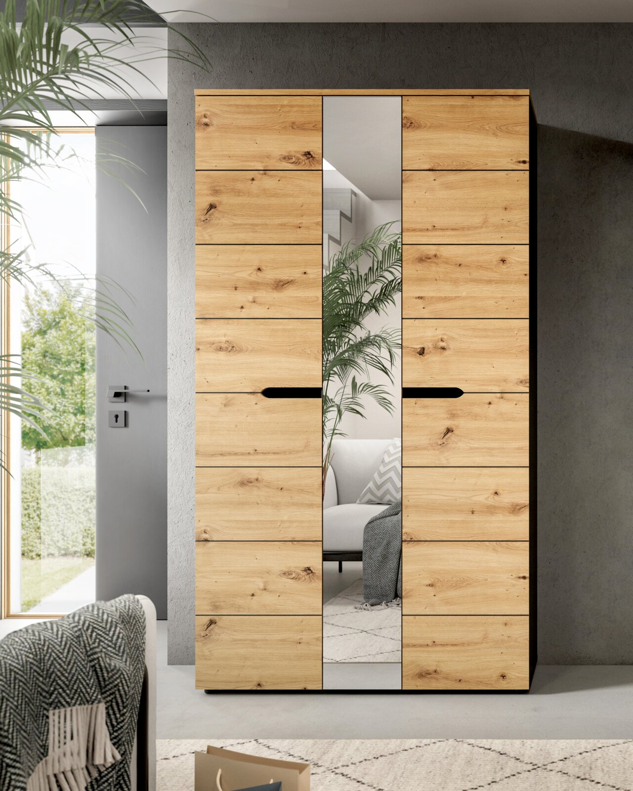 Frontansicht eines modernen Kleiderschranks aus hellem Holz mit horizontaler Maserung, mittigem Spiegel und schwarzen Griffleisten in einem hellen Wohnraum