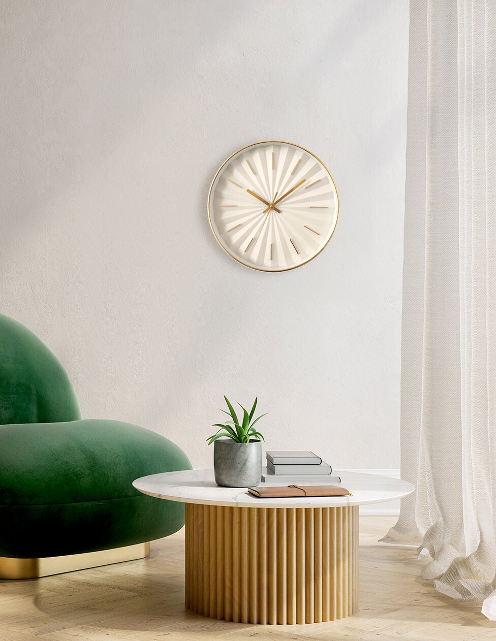 Moderne wandklok met gouden accenten aan een witte muur, op de achtergrond een groene fauteuil en een ronde tafel met een plant, gezien vanuit een zijdelingse hoek.