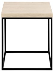 Moderner Couchtisch mit heller Holzplatte und schwarzem Metallgestell, frontal betrachtet.