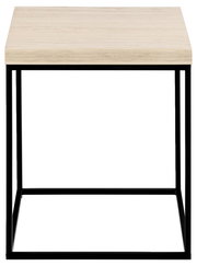 Moderner Couchtisch mit heller Holzplatte und schwarzem Metallgestell, frontal betrachtet.
