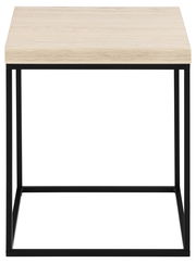 Moderner Couchtisch mit heller Holzplatte und schwarzem Metallgestell, frontal betrachtet.