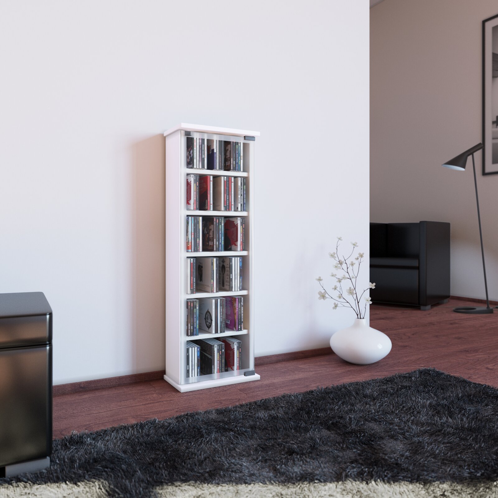 Schmales weißes CD/DVD-Regal mit transparenten Fronten, gefüllt mit Medien, in modernem Wohnzimmer an der Wand Perspektive: frontale leicht schräge Ansicht auf Augenhöhe