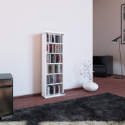 Schmales weißes CD/DVD-Regal mit transparenten Fronten, gefüllt mit Medien, in modernem Wohnzimmer an der Wand; Perspektive: frontale leicht schräge Ansicht auf Augenhöhe