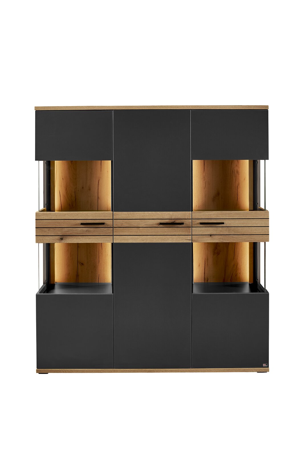 Frontale Ansicht eines modernen Highboards mit dunklen Türen und Holzdetails, beleuchtet von innen.