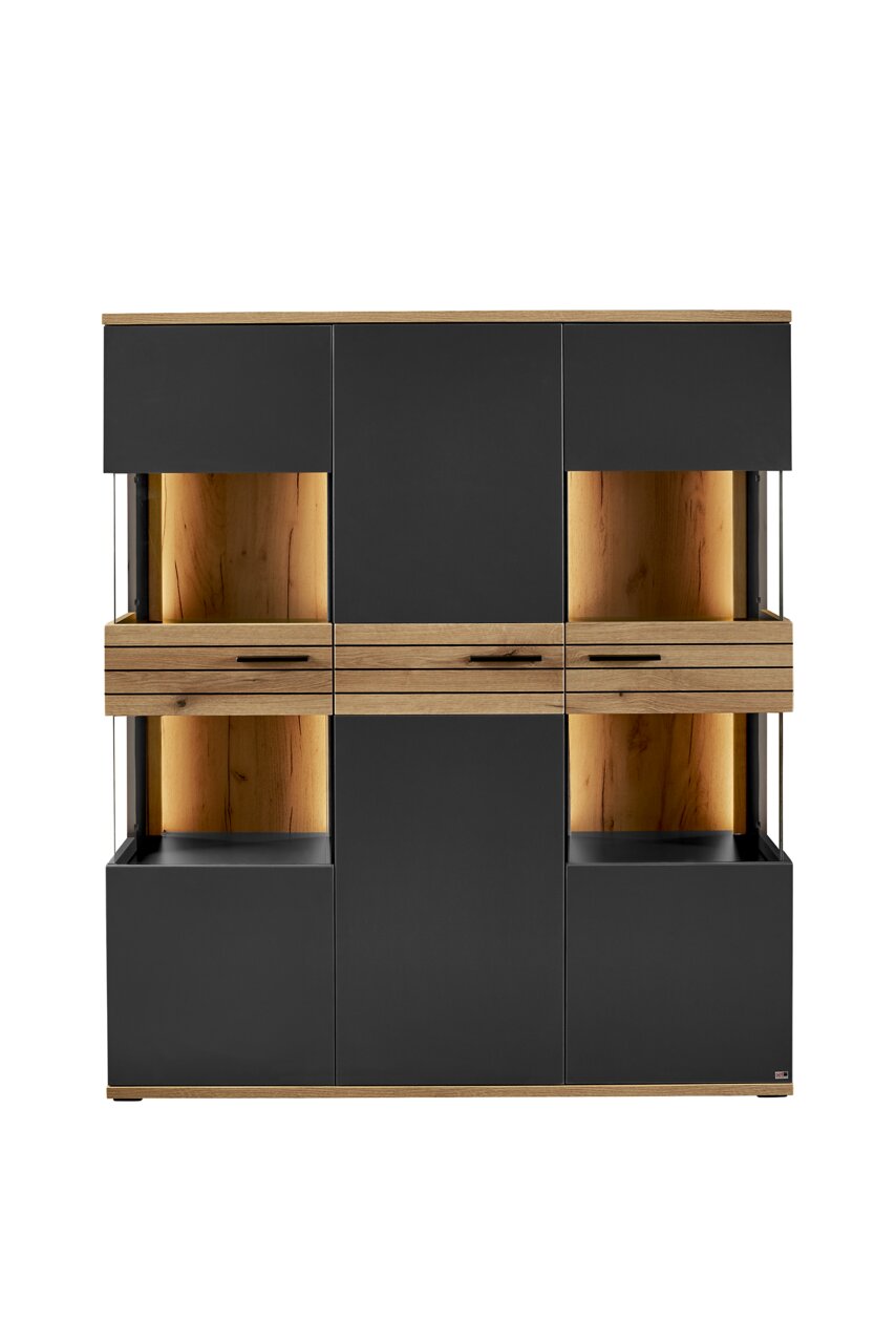 Frontale Ansicht eines modernen Highboards mit dunklen Türen und Holzdetails, beleuchtet von innen.