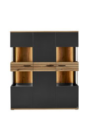 Frontale Ansicht eines modernen Highboards mit dunklen Türen und Holzdetails, beleuchtet von innen.