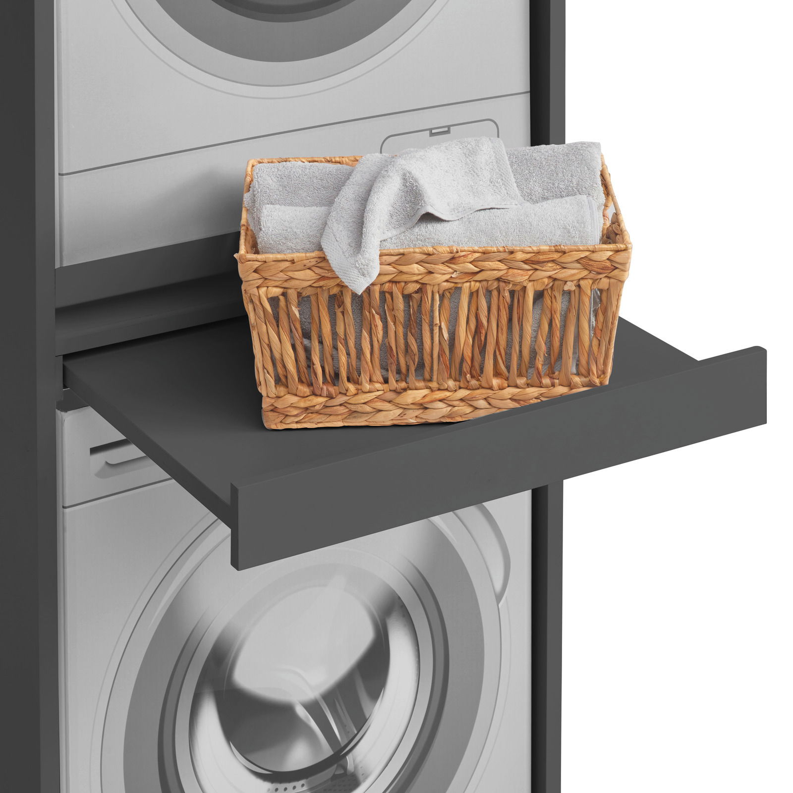 Doppel-Waschmaschinenschrank mit herausziehbarem Regal, darauf ein Korb mit Handtüchern, seitliche Perspektive