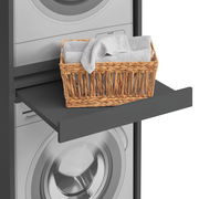 Doppel-Waschmaschinenschrank mit herausziehbarem Regal, darauf ein Korb mit Handtüchern, seitliche Perspektive