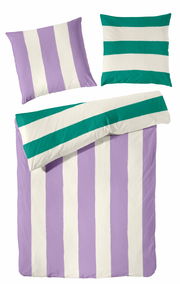 Bettwäsche-Set mit lila und weißen Streifen, bestehend aus einem Kissenbezug und einem Bettdeckenbezug, aus der Vogelperspektive.