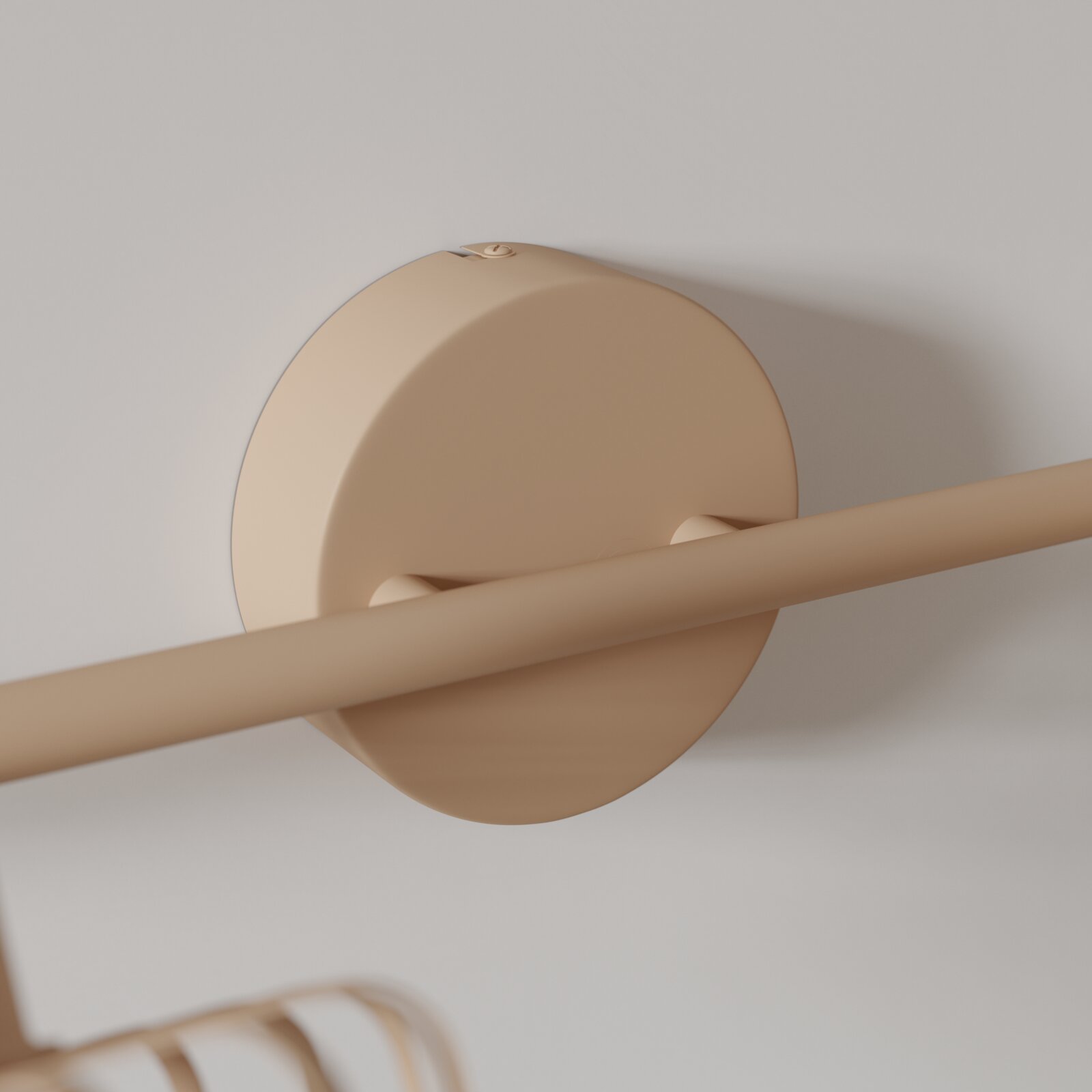 Beige wandmontierte Handtuchstange mit runder Wandhalterung in Nahaufnahme, schräg von unten/seitlich fotografiert